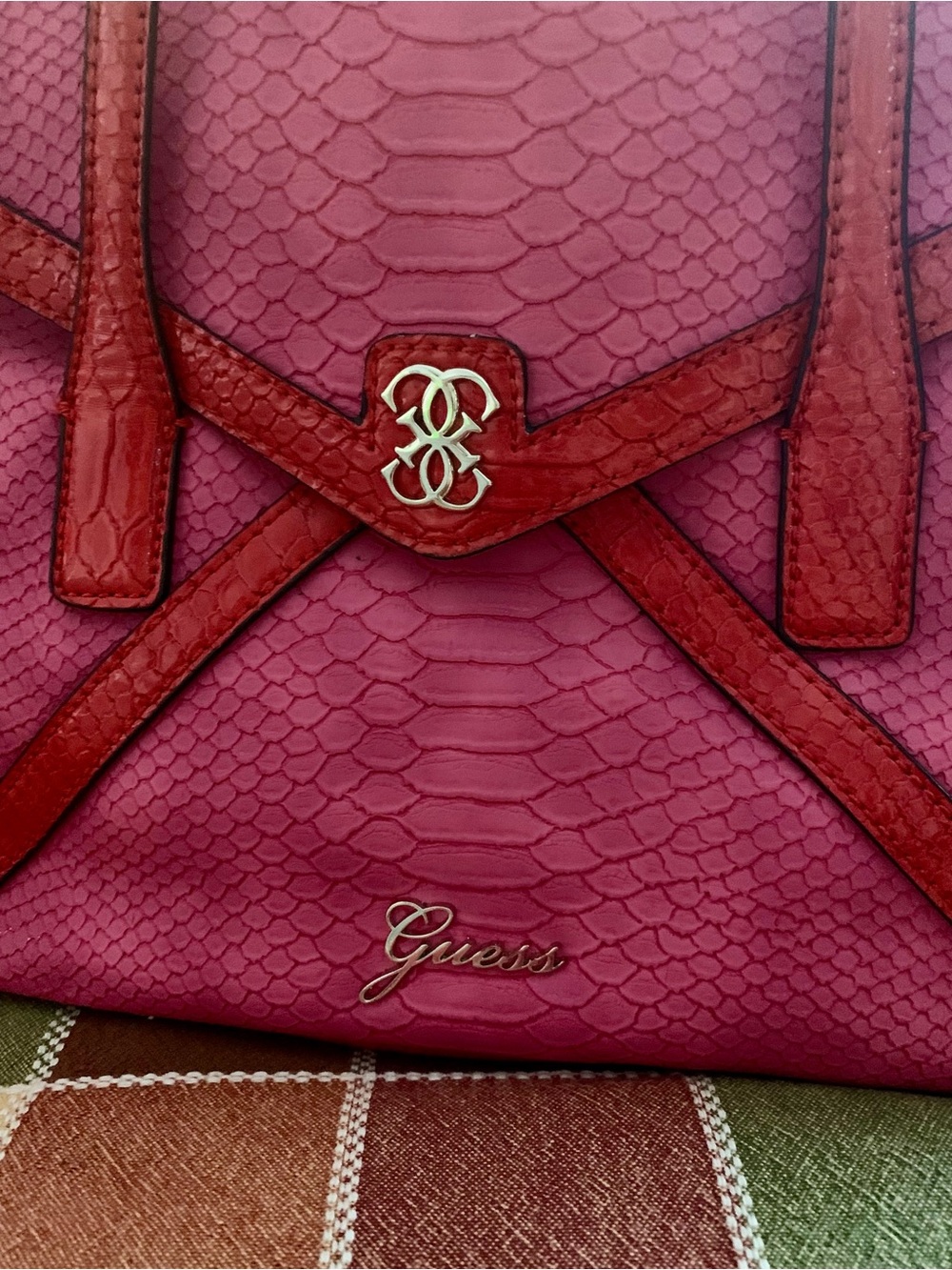 GUESS Confession Large Flap SatchelNWOT
Pink Red Faux Snakeskin Crossbody Bag